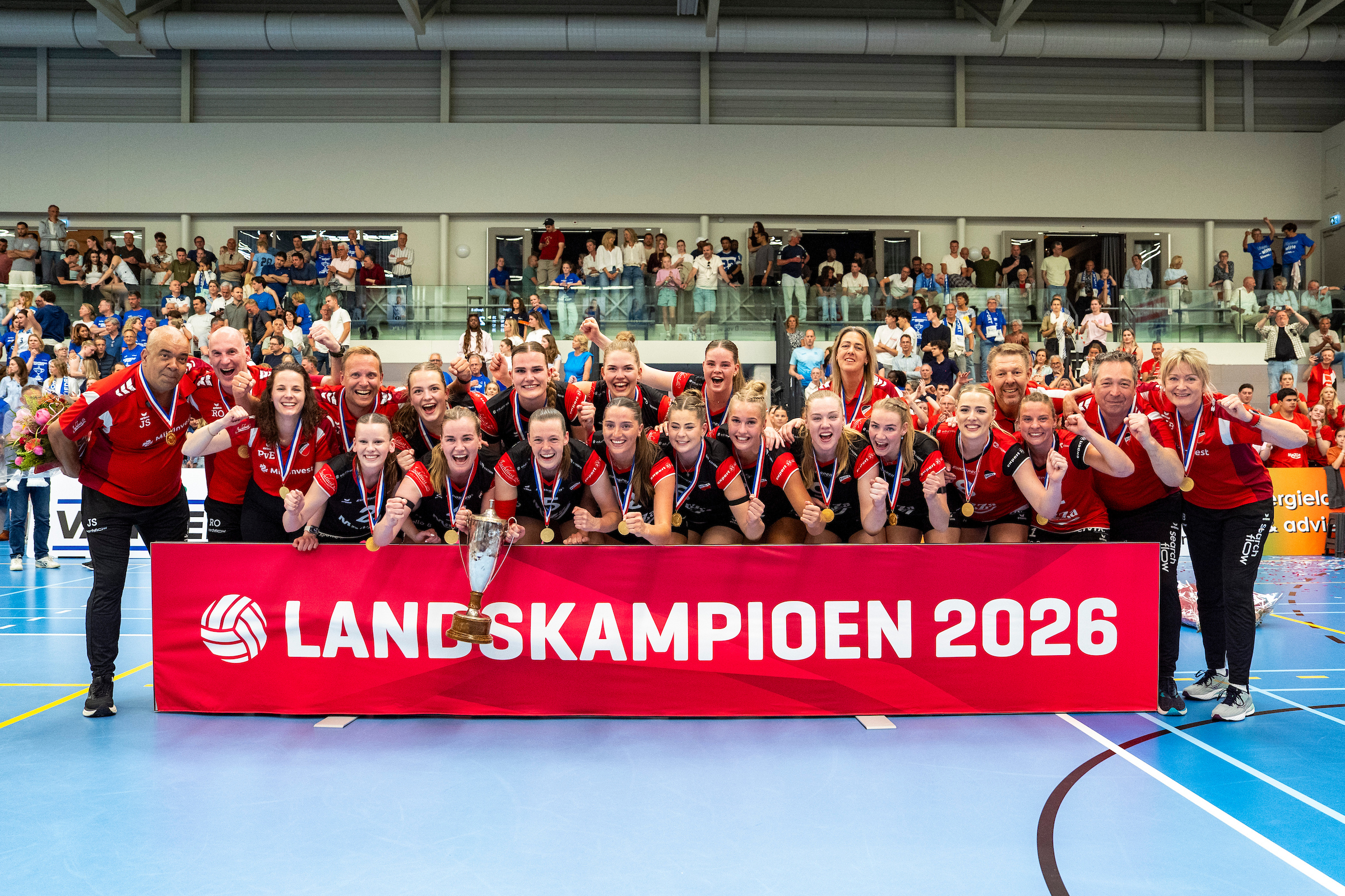 Volleybalsters Apollo 8 voor eerste keer kampioen van Nederland!