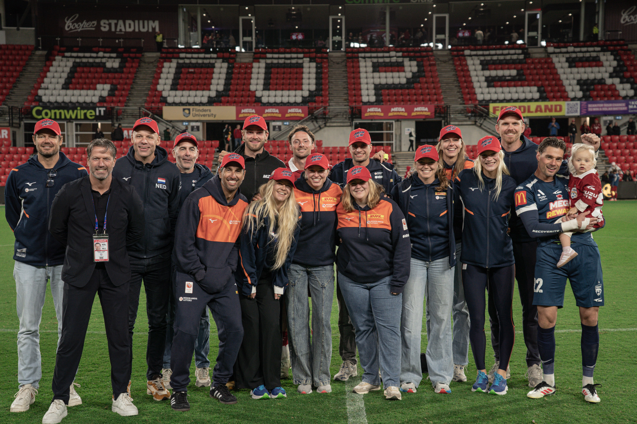 Beachvolleyballers Down Under op bezoek bij Nederlandse voetballers Adelaide United