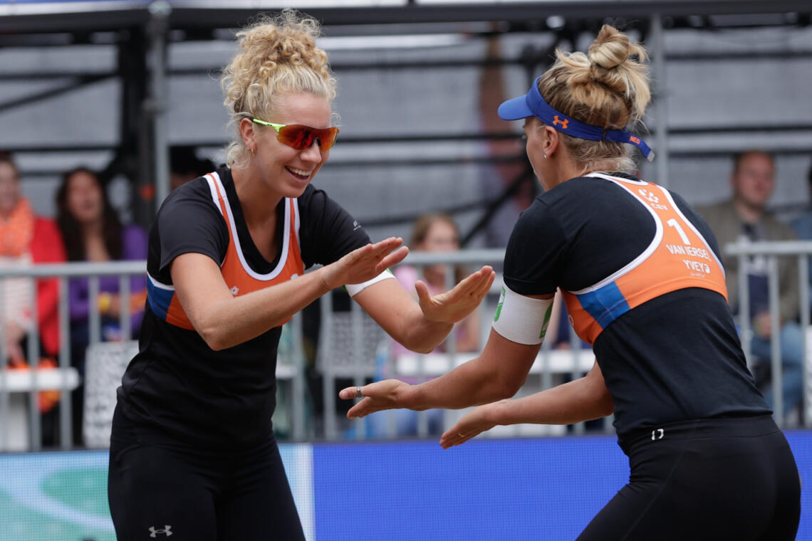 Pleun en Marleen zaterdag CEV