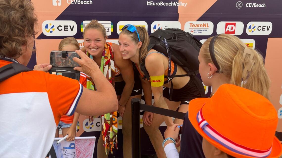 Emi en Kirsten foto fans EK Beach 2024