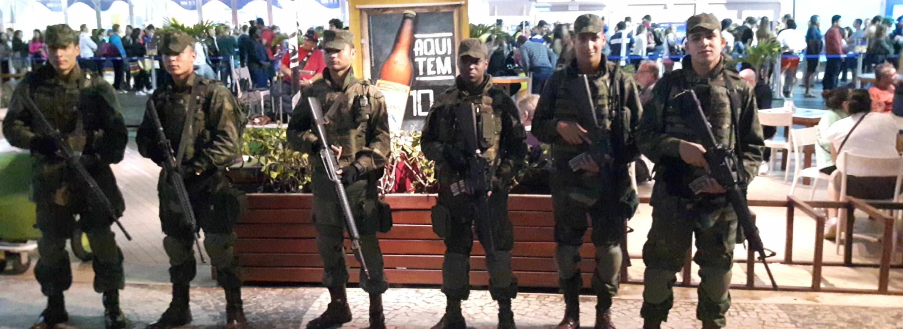 Foto Militairen Voor Winkel