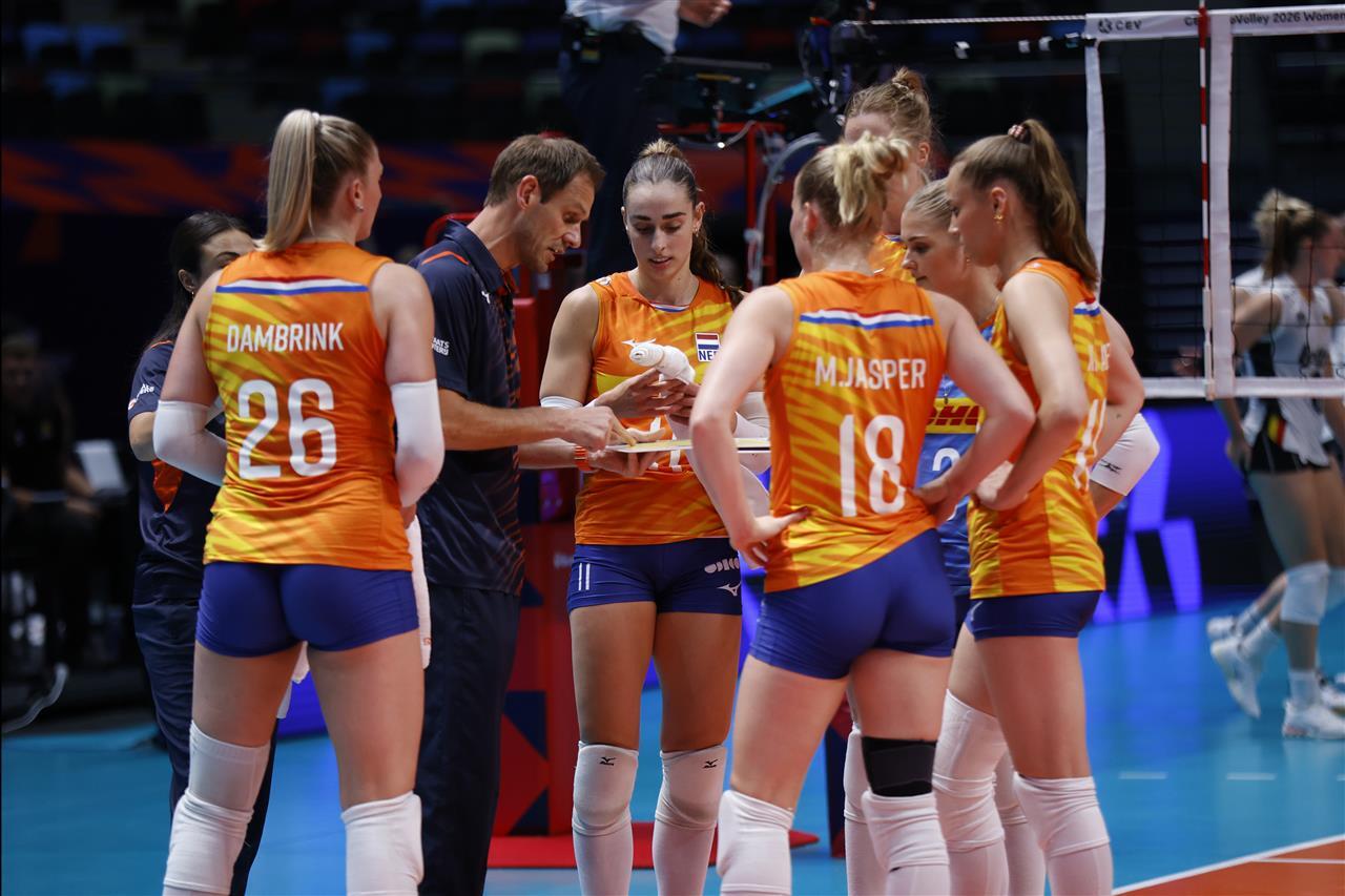 Volleybaldames knokken zich terug maar verliezen vijfsetter van België