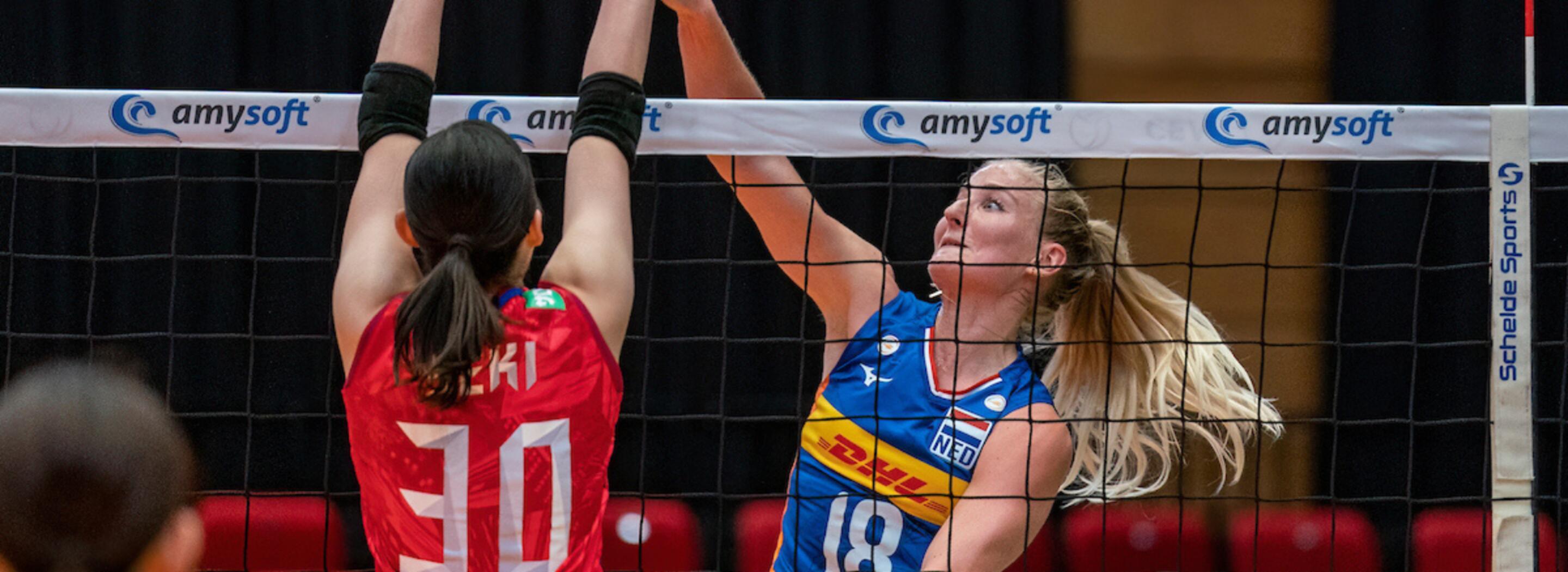 Jaspers aanval volleybaldames