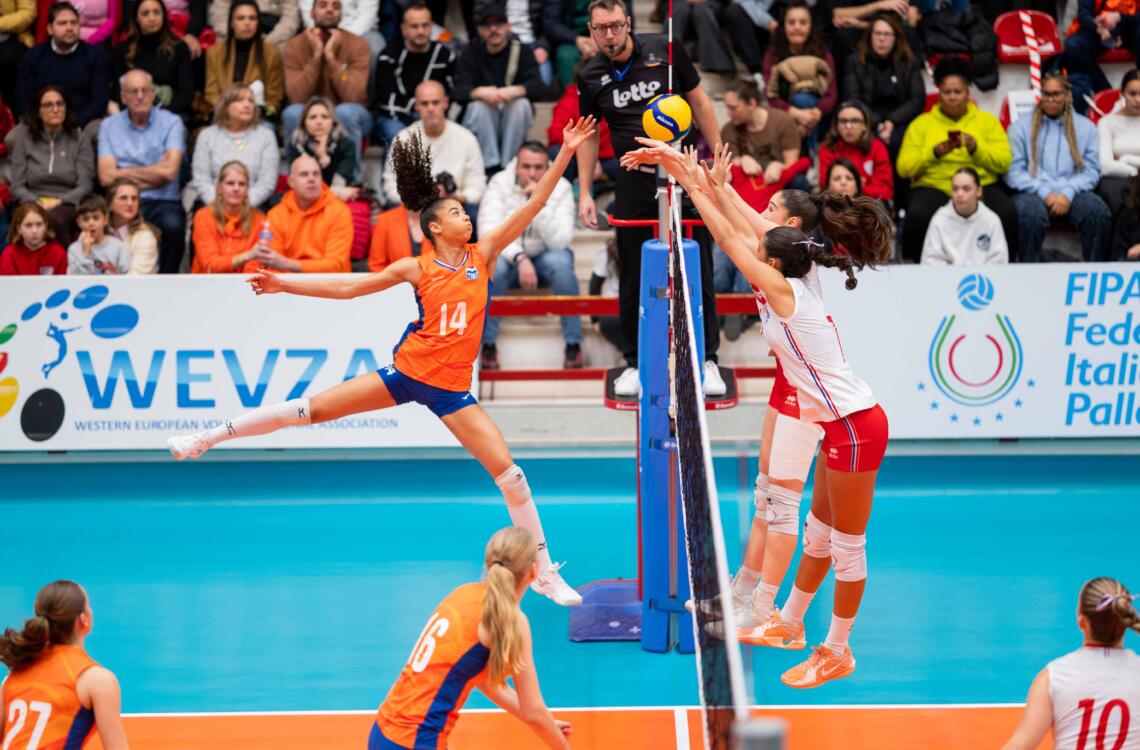 Ned u18 meisjes aanval