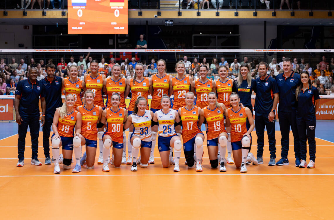 De teamfoto voorafgaande aan de eerste oefenwedstrijd tegen Duitsland in Zwolle. Hieronder de namen van de 14 speelsters die zijn geselecteerd voor het WK in Thailand.