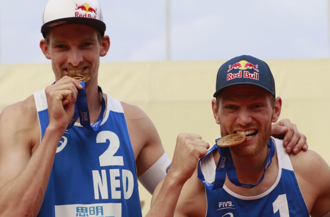 Robert Meeuwsen Land Alexander Brouwerattheawardingceremonyatthe Fivbbeach Volleyball World Tour Xiamen Open2017On April232017In Xiamen China