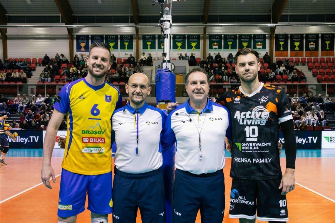 De Nederlandse Gommans (6) en Jorna (10) poserend met de arbitrage