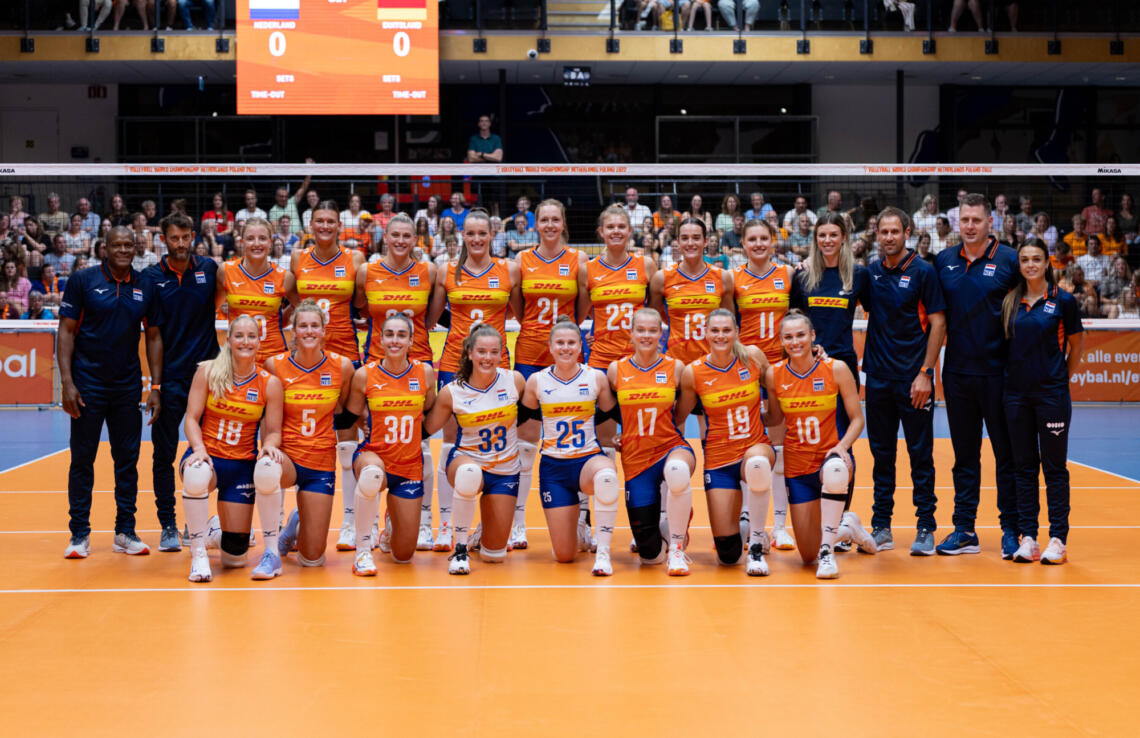 De teamfoto voorafgaande aan de eerste oefenwedstrijd tegen Duitsland in Zwolle. Hieronder de namen van de 14 speelsters die zijn geselecteerd voor het WK in Thailand.