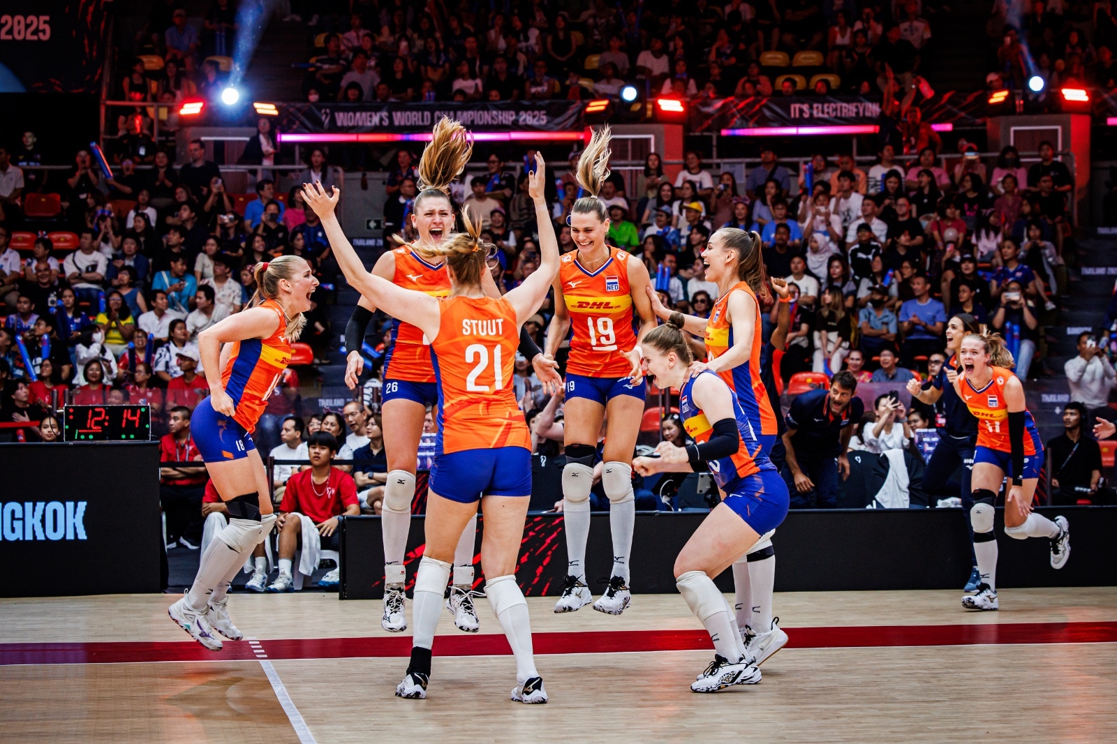 Oranje stunt tegen titelhouder Servië en bereikt kwartfinales WK