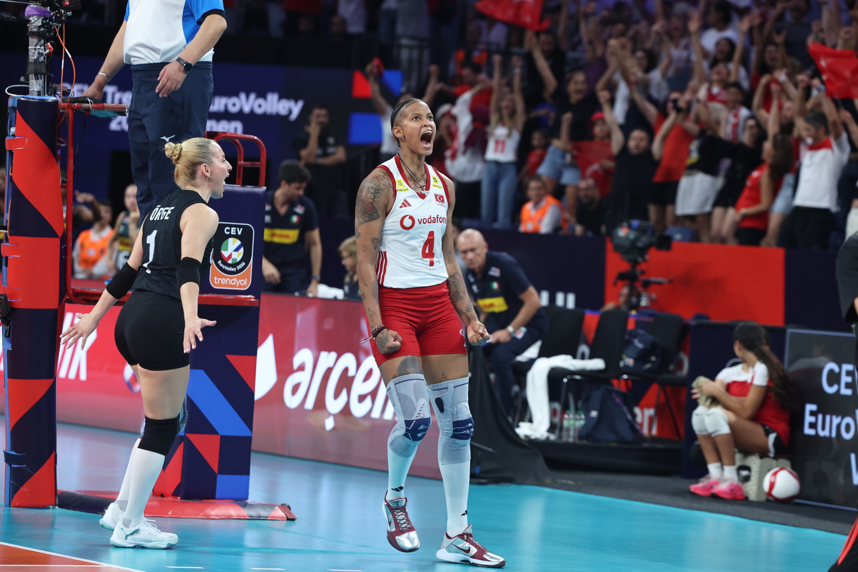 Volleybalsters Turkije prolongeren Europese titel in knotsgekke finale tegen Italië