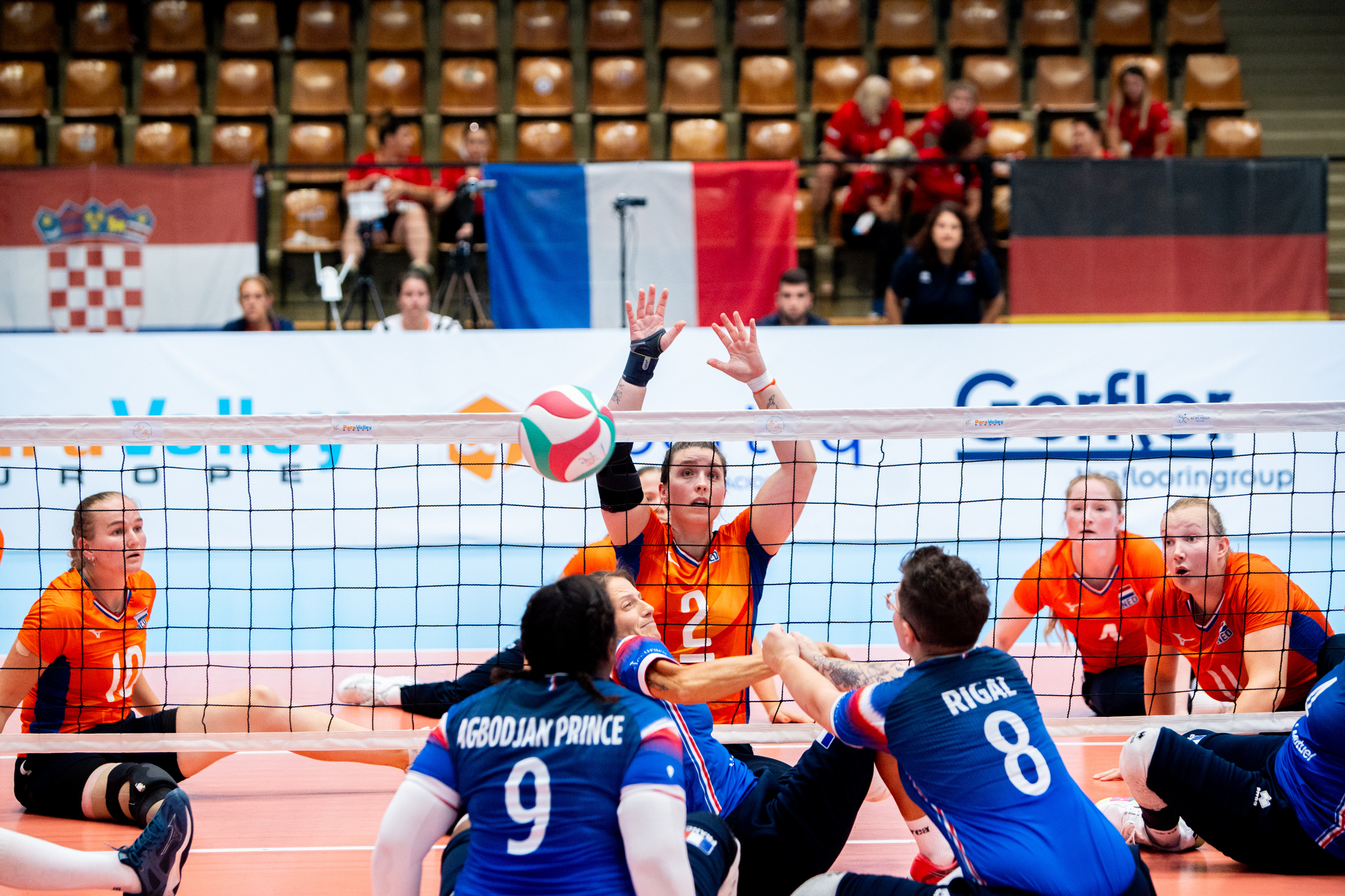 Zitvolleybalploegen plaatsen zich op EK in Hongarije voor kwartfinales